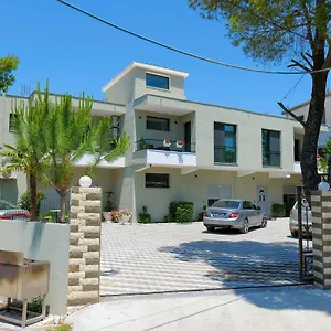 Vila Celaj Отель